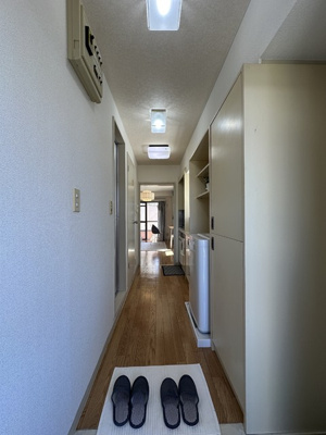 【玄関】 | ロイヤルハイツ東海大前 | 玄関から室内への景観です！キッチンの奥に洋室7.2帖のお部屋があります♪