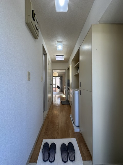 【玄関】 | ロイヤルハイツ東海大前 | 玄関から室内への景観です！キッチンの奥に洋室7.2帖のお部屋があります♪