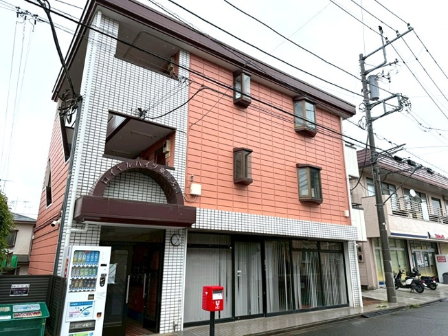 【外観】 | ロイヤルハイツ東海大前 | 小田急線「東海大学前」駅まで徒歩1分！便利な立地の3階建てマンションです♪駅近のお部屋をお探しの方におすすめ♪