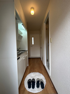 【玄関】 | ジャルダンA | 玄関から室内への景観です！キッチンの奥に洋室7帖のお部屋があります♪