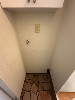 【洗面所】 | ジャルダンA | 玄関にある室内洗濯機置き場です！室内に置けるので洗濯機が痛みにくい♪上部には便利な収納棚付き♪