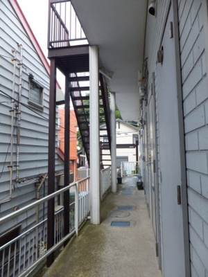 【その他共用部分】 | ジャルダンA | 共用廊下です♪雨に濡れずにお部屋に入ることができ、荷物が多い日も便利ですね☆