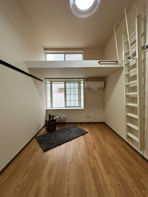 【洋室】 | ジャルダンA | 南向き洋室7帖☆ロフトスペースのある陽当りの良いお部屋です！エアコン付きで1年中快適☆出窓には小物を置いたりして楽しめます♪