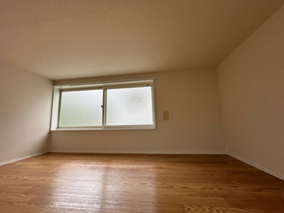 【設備】 | ジャルダンA | 洋室7帖のお部屋にある3帖のロフトスペースです！ロフトスペースには窓があるので多用途に使用できます♪