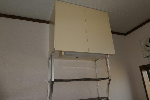 総社市北溝手のアパートのキッチン|キッチン上収納