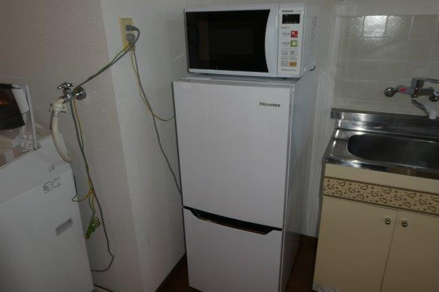総社市北溝手のアパートのキッチン|冷蔵庫・レンジ