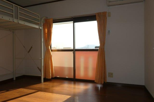 総社市北溝手のアパートの居間・リビング|洋室（ベットは撤去できます）