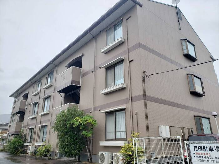 川西市南花屋敷４丁目のアパートの外観