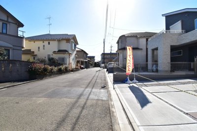 【前面道路含む現地写真】 | 日野市万願寺3丁目　新築戸建 | 前面道路は閑静な住宅地の通りとなるため、車通りは多くありません。 安心して車庫入れ可能。