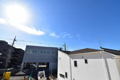 【展望】 | 国立市中3丁目　新築戸建　全7棟　2号棟 | 武蔵野の緑を存分に楽しめるのは、低層住宅地域ならではの眺望。夜は星空を見ながらご家族で語り合いを…