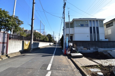【前面道路含む現地写真】 | 国立市中3丁目　新築戸建　全7棟　2号棟 | 前面道路公道５メートルあります。運転が苦手な奥様でも楽々駐車可能です。