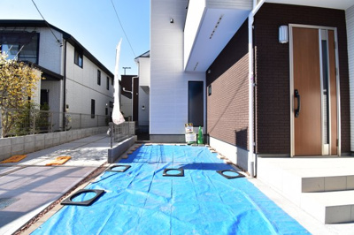 【駐車場】 | 昭島市朝日町　19-1期　新築戸建　1号棟 | 玄関横の駐車スペースは買い物帰りで荷物が多くても楽ですね。前面道路も広いので車庫入れもしやすいです。