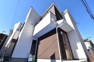 【外観】 | 昭島市朝日町　19-1期　新築戸建　1号棟 | 周辺環境に溶け込み、それでいて個性豊かなデザインは住まう人に優越感をもたらしてくれます。
