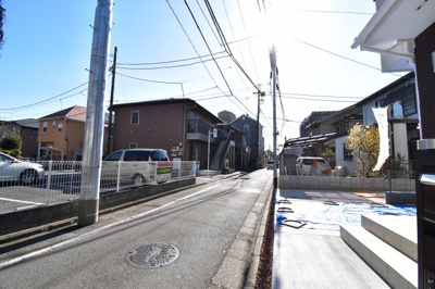 【前面道路含む現地写真】 | 昭島市朝日町　19-1期　新築戸建　1号棟 | 前面道路は閑静な住宅地の通りとなります。 JR中神駅まで徒歩４分なので通学・通勤も楽ですね。