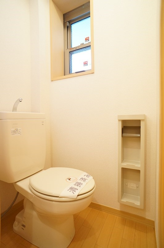 アルカンシェル西一之江のトイレ|トイレに窓がございます（温水洗浄便座へ設備変更しております）
