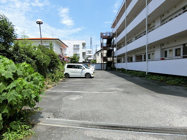 平林マンションの駐車場