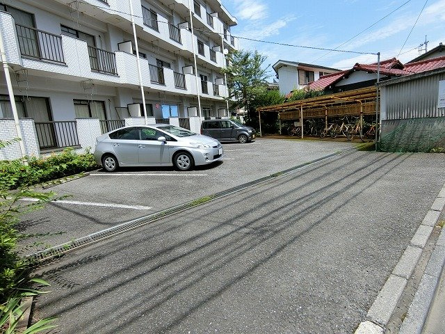 平林マンションの駐車場