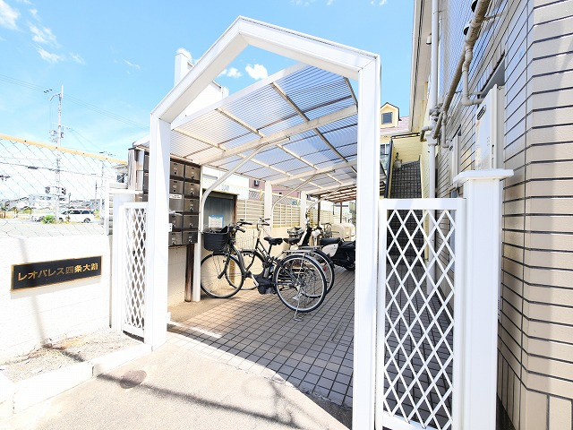 レオ四条大路のエントランス|建物の内部です