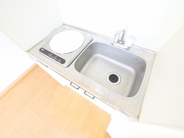 レオ四条大路のキッチン|コンパクトなキッチンで掃除もラクラク