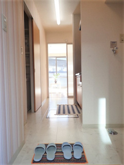 【展望】 | 玄関から室内への景観です！キッチンの奥に洋室8.4帖のお部屋があります♪