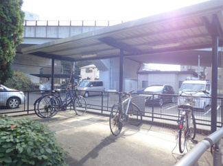 【その他共用部分】 | 屋根付きの駐輪場で雨が降っても大切な自転車が濡れなくてすみますね♪駅から自転車もおすすめです！