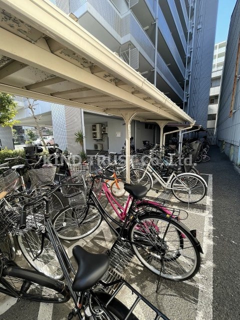 北梅田パーク・レジデンスのその他共用部分|屋根付き駐輪場です