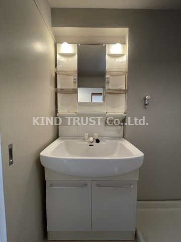 北梅田パーク・レジデンスの独立洗面台|朝の支度にも助かる、独立の洗髪洗面化粧台