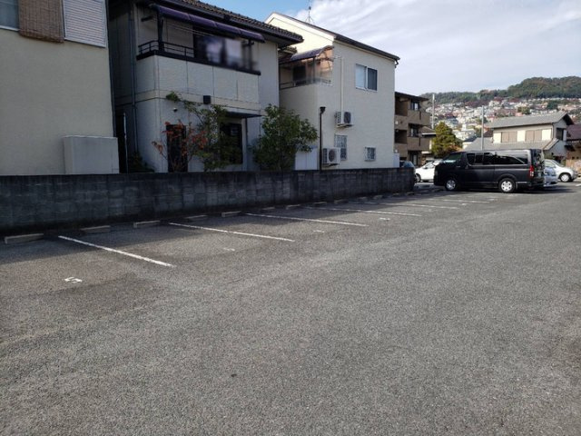 川西市南花屋敷４丁目のアパートの駐車場