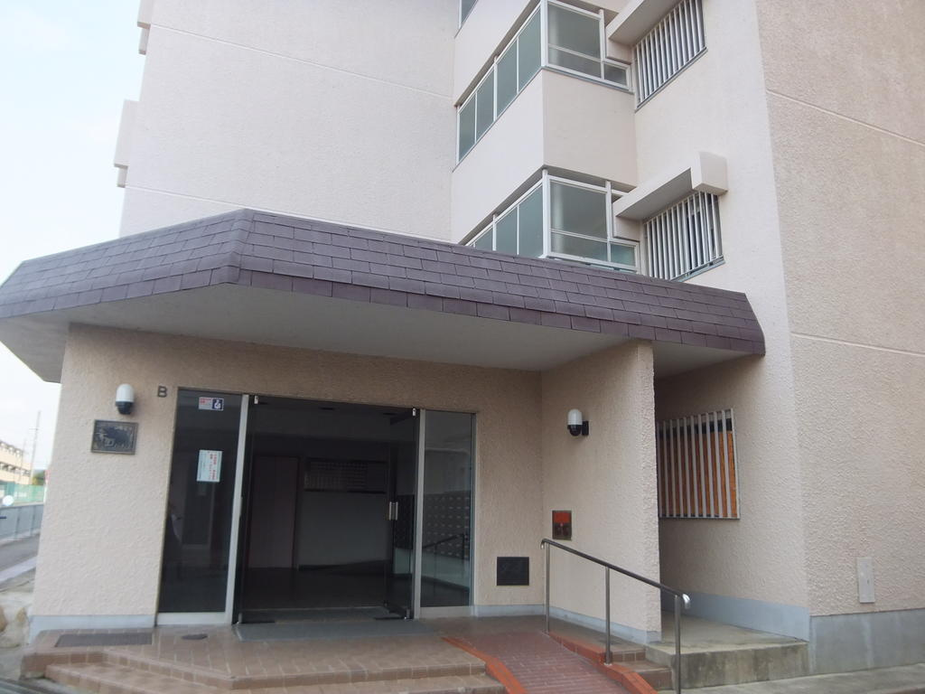 箕面市半町３丁目の賃貸マンションのエントランス