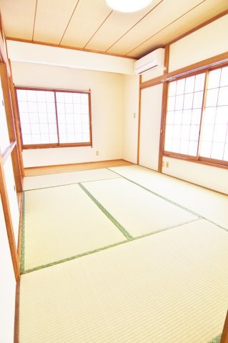 南荻島佐藤貸家の和室|全居室南向き＆2面採光で明るいお部屋です♪