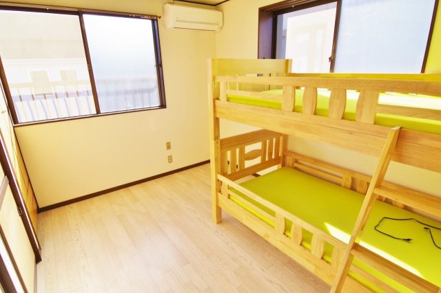 南荻島佐藤貸家の洋室|2階の洋室も明るく暖かいお部屋♪
2段ベッドについてはご希望により入居前に撤去可能です。