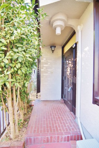 南荻島佐藤貸家の玄関|玄関には目隠しの木がございます♪