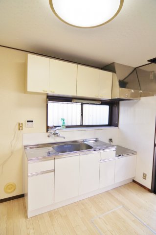 南荻島佐藤貸家のキッチン|キッチンに窓があります♪