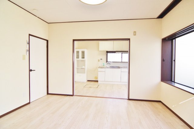 南荻島佐藤貸家の居間・リビング|内装の写真です。
キッチン横の白い棚についてはご希望により入居前に撤去可能です
