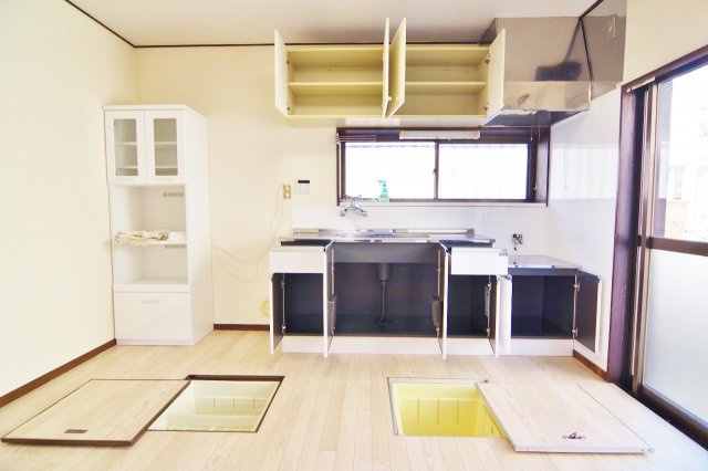 南荻島佐藤貸家のキッチン|キッチンには床下収納が2ヶ所ございます♪
キッチン左横にある白い収納棚についてはご希望により入居前に撤去可能です