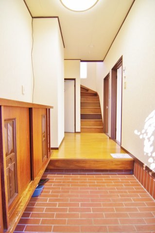 南荻島佐藤貸家の玄関|玄関は使いやすい広さがございます♪