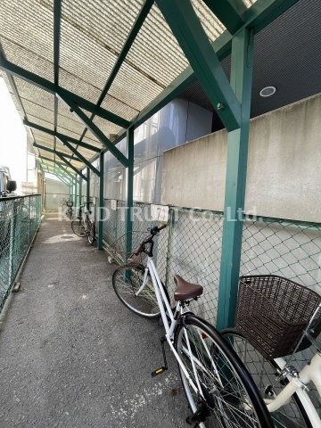 ローツェⅡのその他共用部分|屋根付き駐輪場です