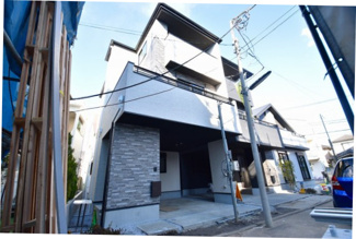 【外観】 | 南道路に面す、閑静な住宅街で落ち着いた雰囲気です。完成済み内覧可能です。