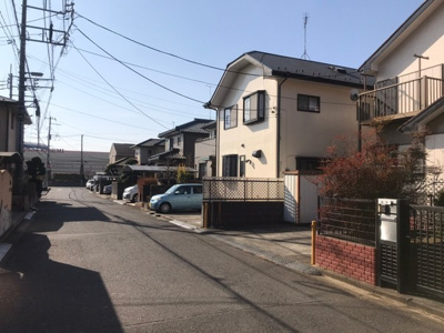 【前面道路含む現地写真】 | 守谷市松ケ丘６丁目　中古一戸建て | 奥にスーパーが見える所です