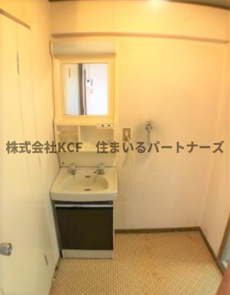 プレアール荒木の洗面所|明るい洗面所です