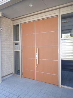 【エントランス】 | 共用エントランスは不審者の侵入を未然に防ぐオートロック付き！防犯対策充実しています◎