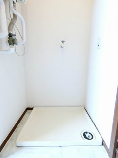 【展望】 | 玄関にある室内洗濯機置き場です♪室内に置けるので洗濯機が傷みにくい☆防水パンが付いているので万が一の漏水にも安心です！
