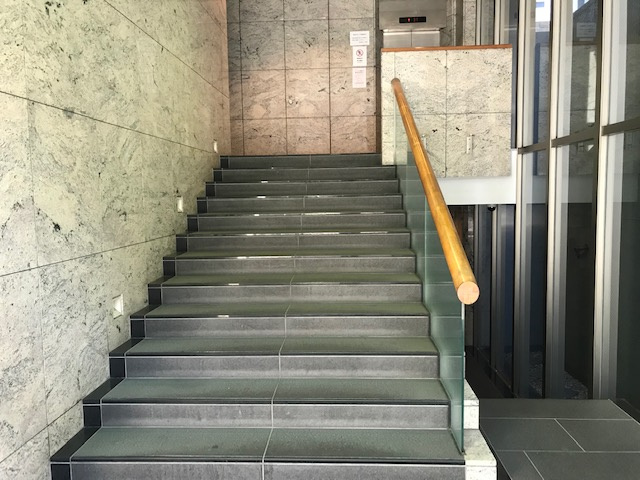 新宿福智ビルのエントランス