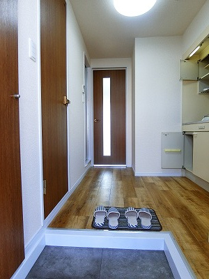 【展望】 | ルーバーグランドール | 玄関から室内への景観です！キッチンと洋室の間にはドアがあります！お部屋にお料理の匂いがこもりませんね♪