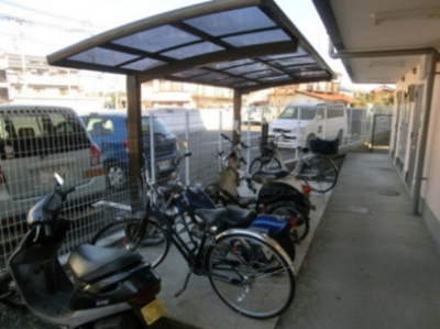 【その他共用部分】 | ルーバーグランドール | 屋根付きの駐輪場があるので雨が降っても大切な自転車が濡れません☆駅から自転車もオススメです♪