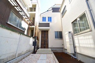 【外観】 | 新設された４ｍの前面道路。新築で統一された一体感のある現地。