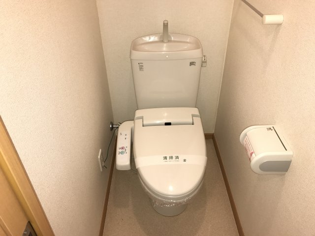 フルール セゾン Ⅱのトイレ|シャワー付き暖房便座
