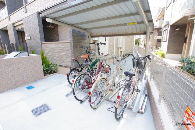 クレスト神崎川の駐車場