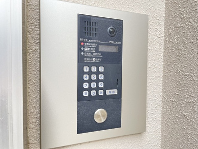 【エントランス】 | Maison noble 百合丘/メゾンノーブル | 防犯対策に有効なオートロック付きのエントランスです！一人暮らしの方も安心ですね♪