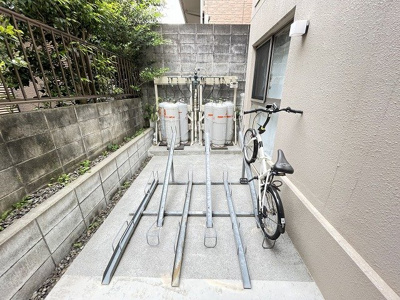 【その他共用部分】 | Maison noble 百合丘/メゾンノーブル | 敷地内に駐輪場を完備しています！自転車はちょっとした移動手段に便利ですよね！